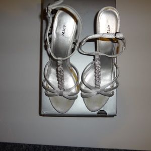 APT9 Silvia Silver Women's Size 7 Shoes